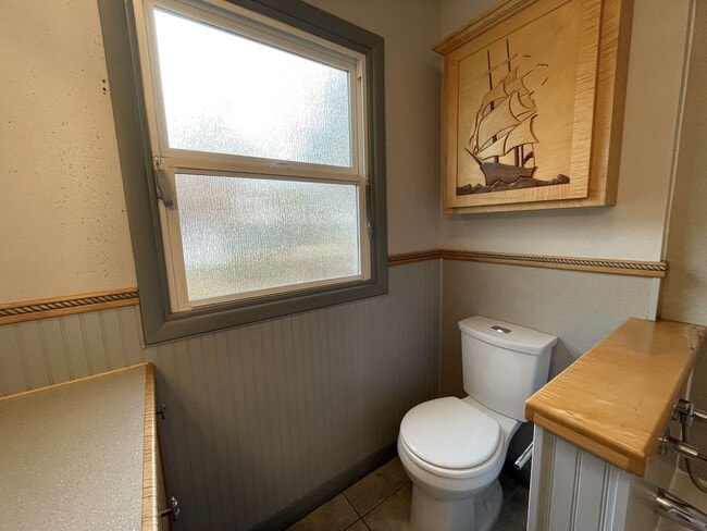 Building Photo - Charming Sellwood Bungalow with Nice Shed, Washer/Dryer, Fenced Yard