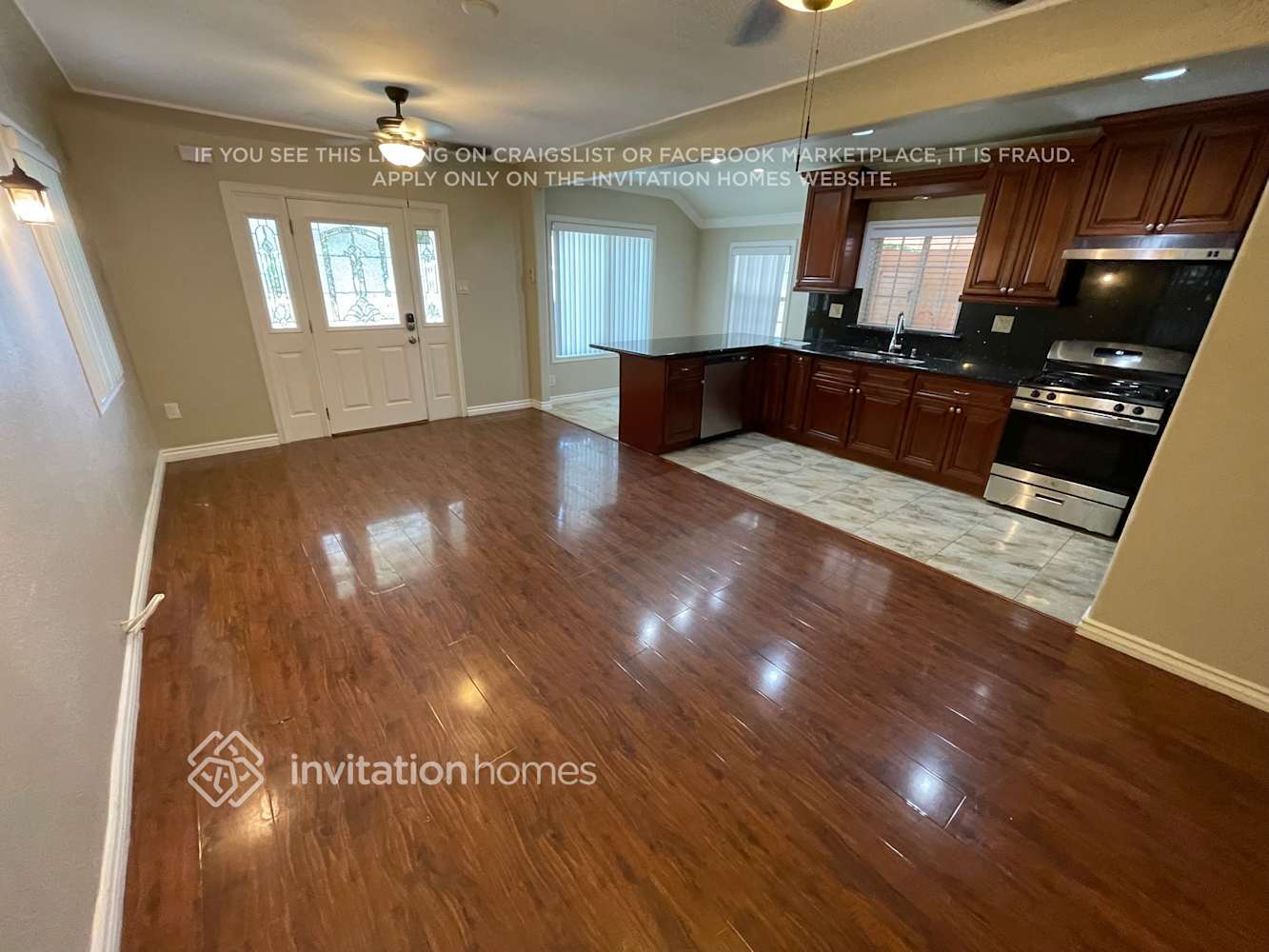 Building Photo - 260 E Plenty St