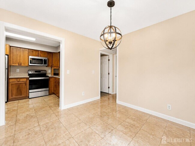 Building Photo - 2112 Sayre Dr