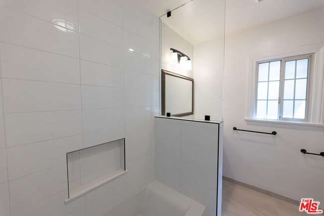 Building Photo - 4360 Kraft Ave