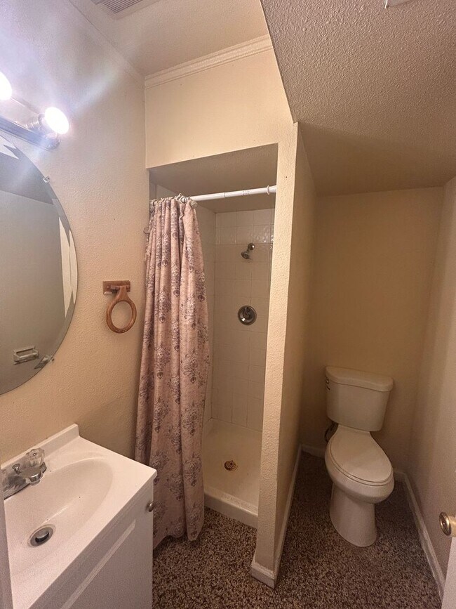 Building Photo - Affordable in Northwest Hanford with central air