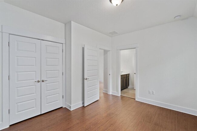 Building Photo - 5407 Link Ave