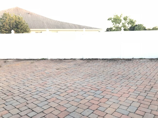 Building Photo - Waterfront Pool Home in Waterford Lakes