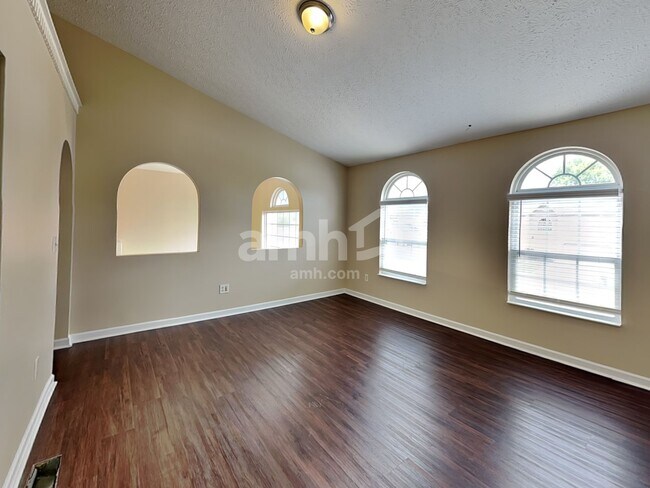 Building Photo - 90 Knights Bridge Dr N