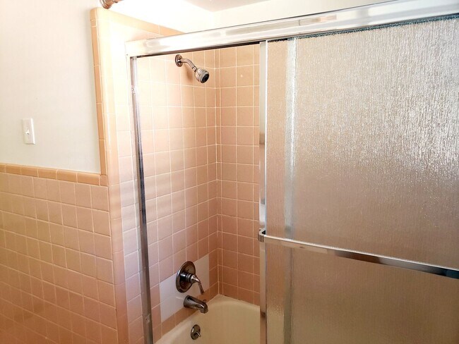Building Photo - 2 Bedroom, 2 Bath Duplex in Lochwood