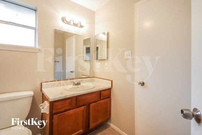 Building Photo - 16239 La Terra Dr