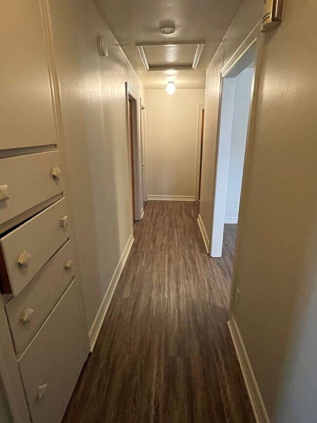 Building Photo - WALKING DISTANCE TO THE U OF A & FAYETTEVILLE HIGH SCHOOL!!!