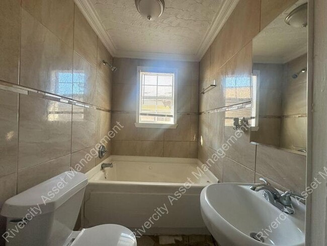 Building Photo - Cute Duplex Ready for Move In!!!!!!!!