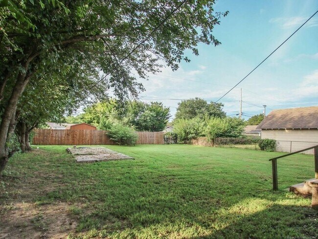 Building Photo - Available Now! 3 Bed / Bath & Large Backyard! Price drop!