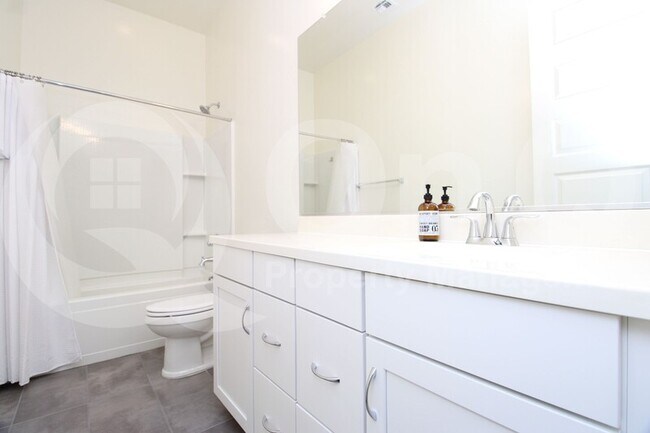 Building Photo - 1222 E La Mirada Dr