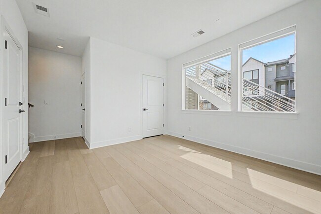Building Photo - 707 Saddle Dr