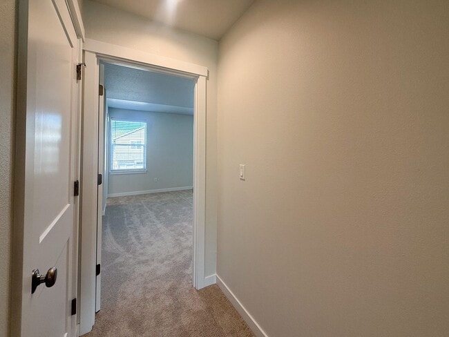 Building Photo - 352 SE Shetterly Dr