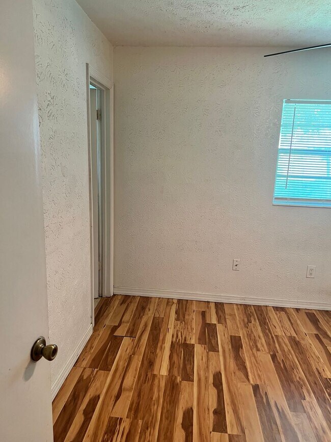 Building Photo - 3 BEDROOM, 2 BATH HOME IN THE HEART FORT P...