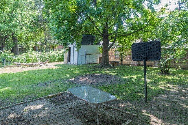 Building Photo - FREE MONTH RENT! Freshly Updated 3 Bedroom House