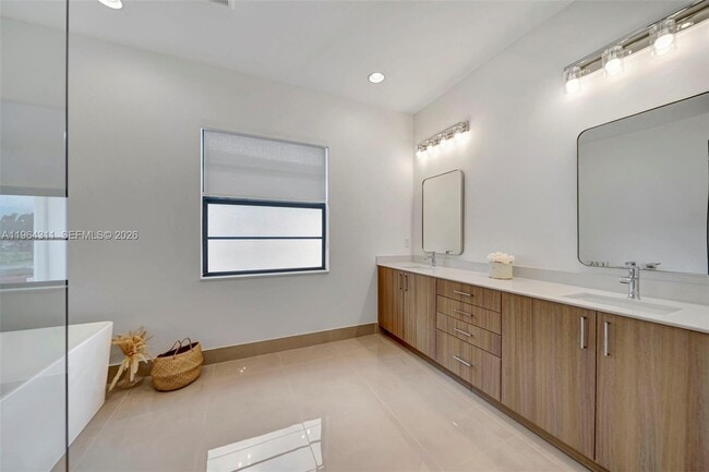 Building Photo - 1454 SW 23rd St