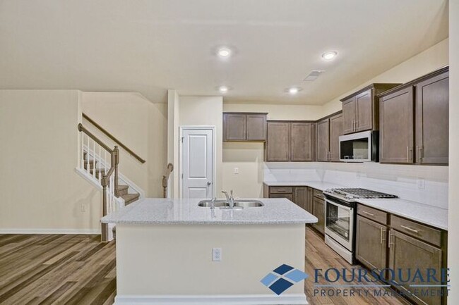 Building Photo - End-unit Townhouse | Open floor plan | RDU...