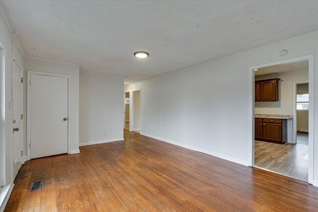 Building Photo - 2000 Milne St