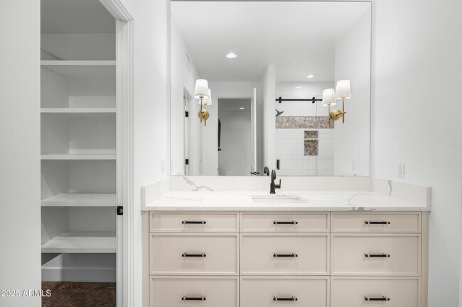 Building Photo - 5841 N Echo Canyon Cir