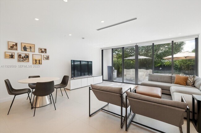 Building Photo - 3458 Day Ave