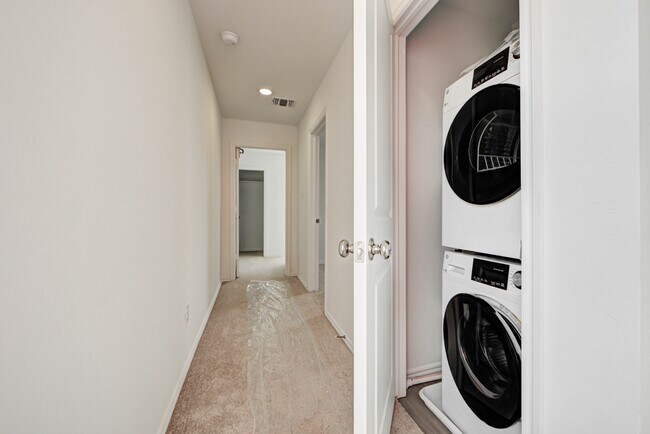 Building Photo - 2011 Delphine Dr