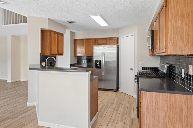 Building Photo - 15301 Ecorio Dr