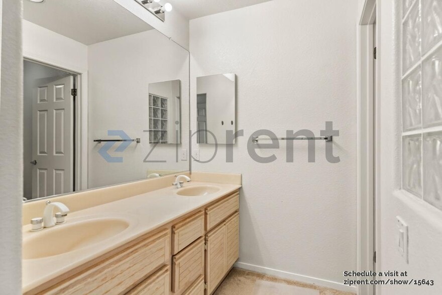 Building Photo - 425 Navaro Way