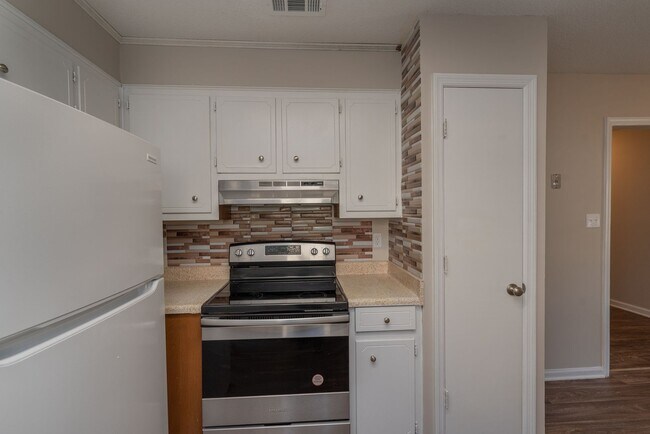 Building Photo - 2937 Dahlia Dr