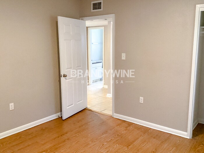 Building Photo - 2016 E Crenshaw St