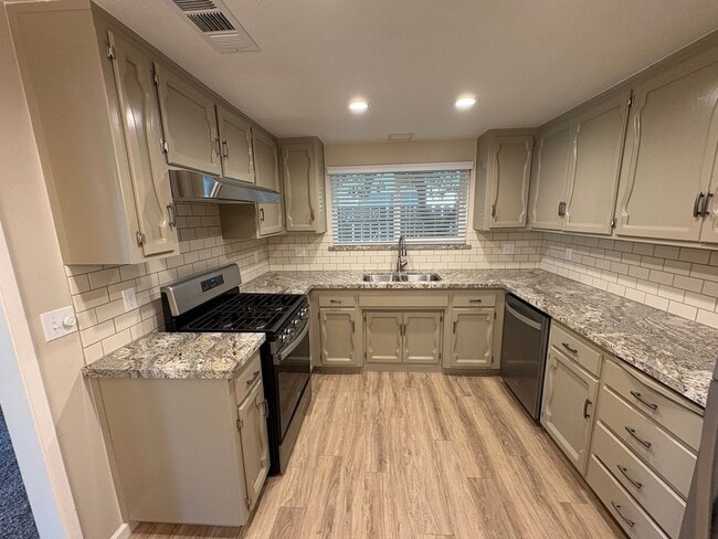 Building Photo - Beautiful Home with solar Rent Ready!