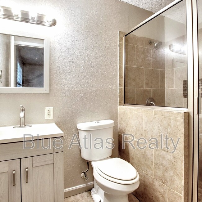 Building Photo - 3901 Royal Crest Dr