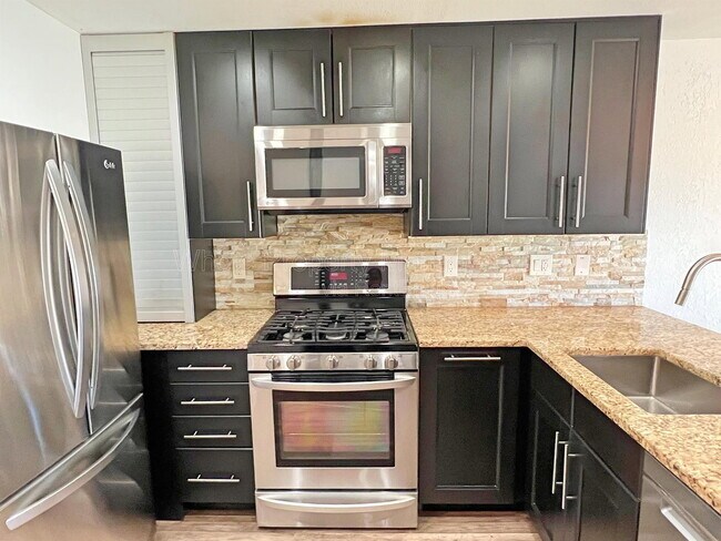 Building Photo - 3032 S Macon Cir