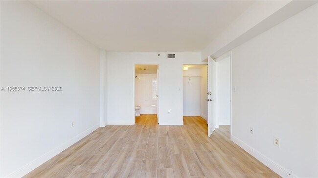 Building Photo - 540 Brickell Key Dr