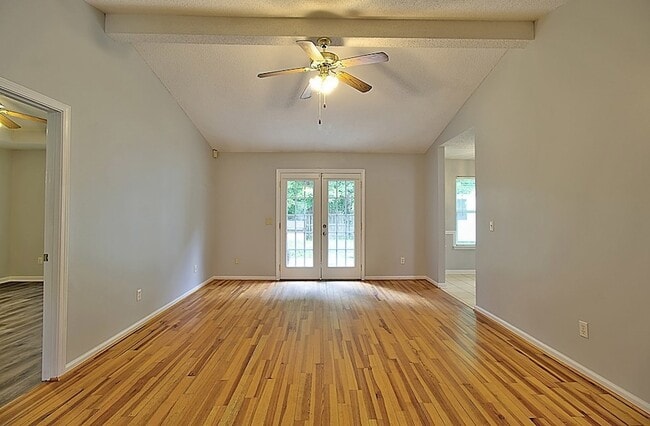 Building Photo - 210 Easy St