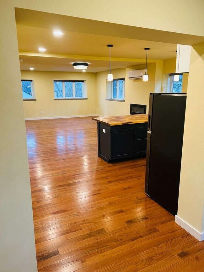 Building Photo - 605 Alderson Ave