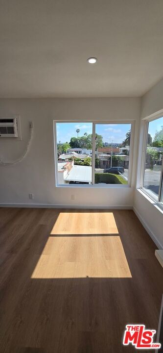 Building Photo - 1308 N Poinsettia Pl