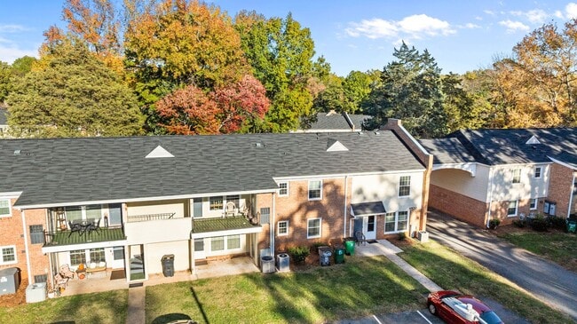 Building Photo - *MOVE IN READY* 3 Bed, 2 Bath Condo, Close to Uptown!!!