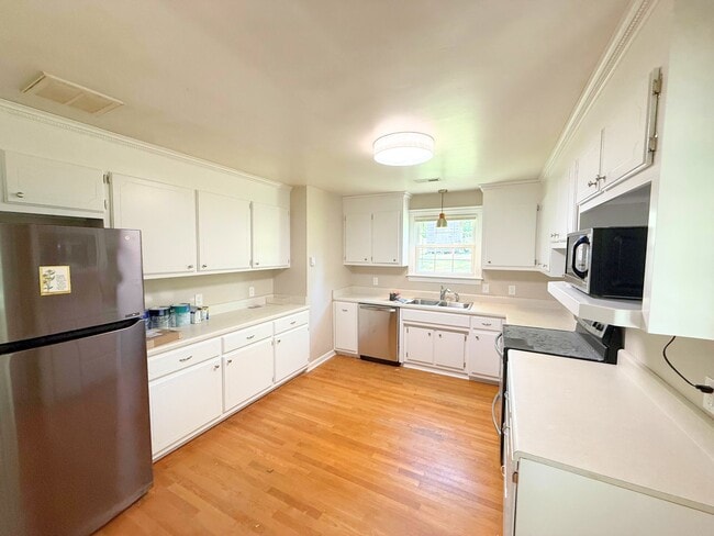 Building Photo - 37 Carriage Dr