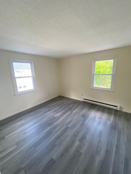 Building Photo - 851 Mammoth Rd