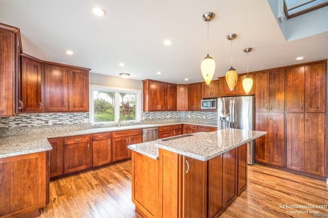 Building Photo - Very Spacious by the Ocean 3BR/3BA/2CarGarage in Kaimalino