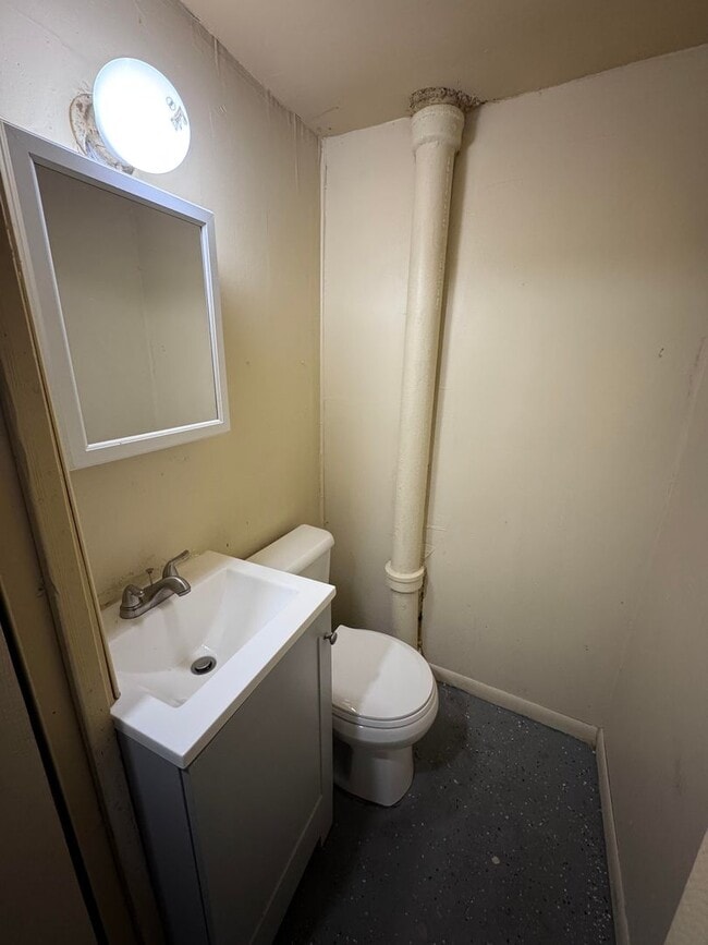 Building Photo - 4 Bed 1.5 Bath - Single Family Home locate...
