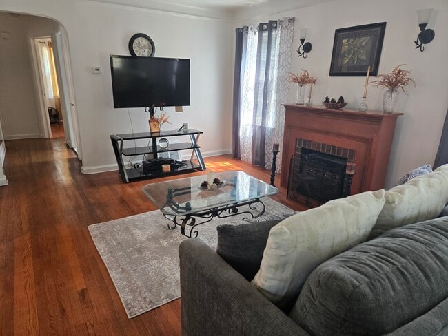 Building Photo - 11742 Beaconsfield St