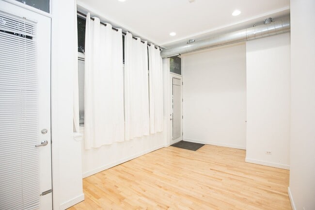 Building Photo - Amazing Wicker park 1 Bedroom with Patio