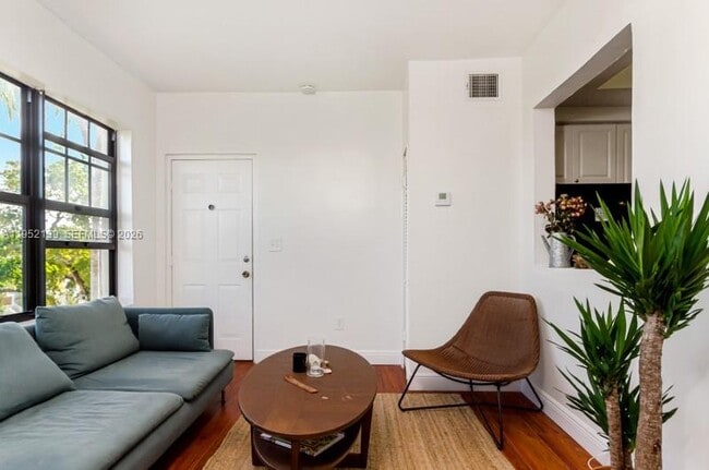 Building Photo - 934 Michigan Ave