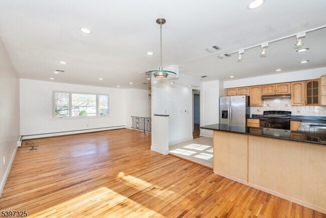 Building Photo - 4 Maureen Ct