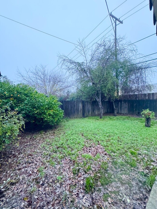 Building Photo - Westside - Close to Shopping