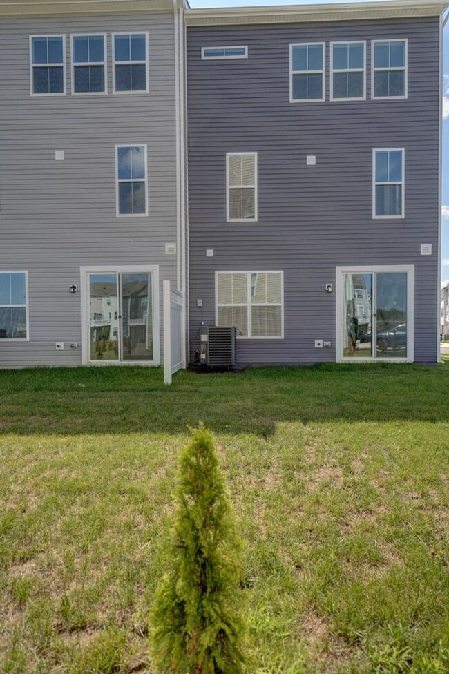 Building Photo - **Spacious 4-Bedroom Townhome in Middletow...