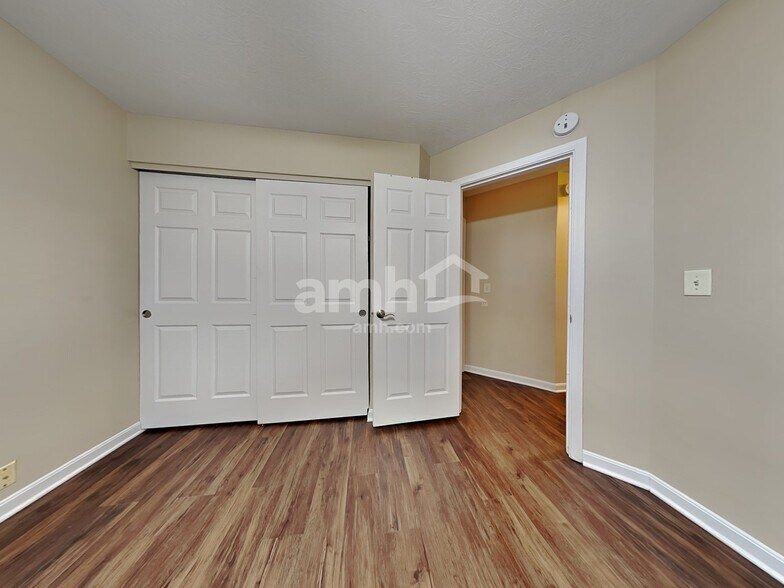 Building Photo - 10204 Meadow Glen Dr