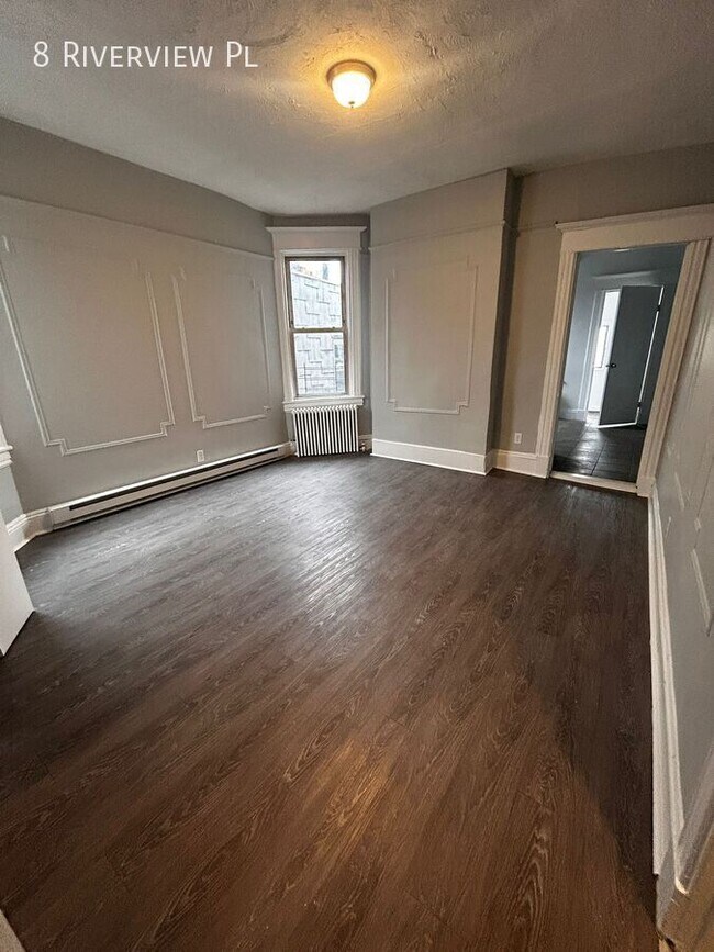 Building Photo - 8 Riverview Pl
