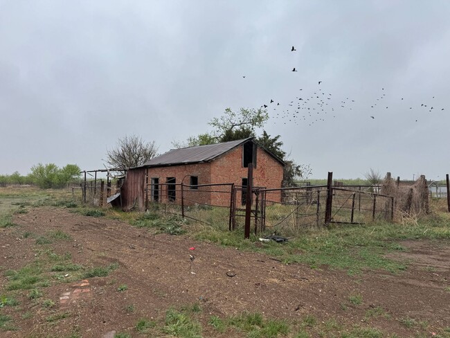 Building Photo - 5 Bed 2 Bath Home w/ 6.14 Acres In Iowa Park ISD.