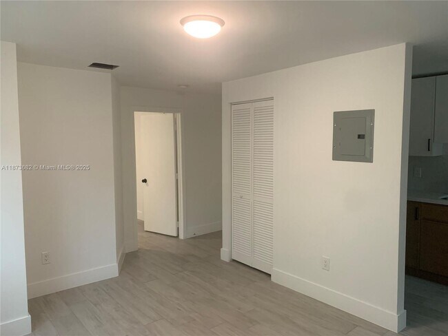 Building Photo - 1218 Salzedo St